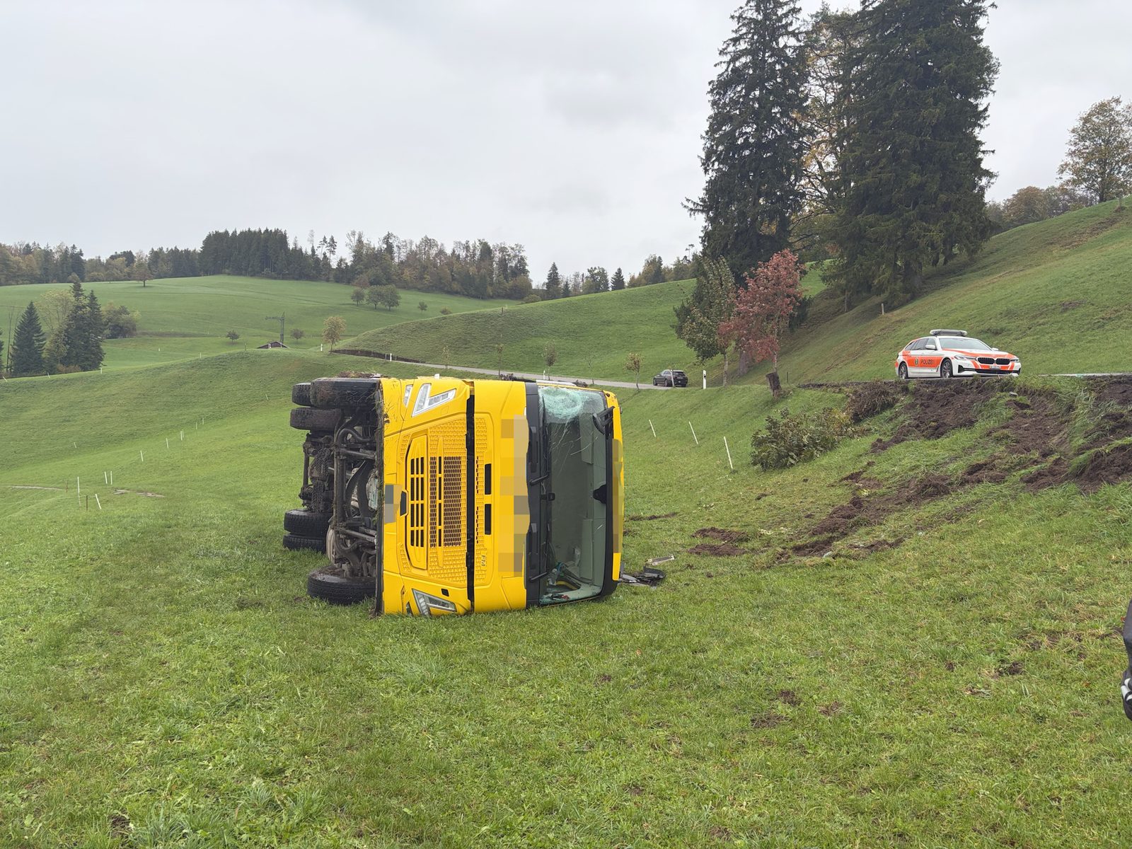 Lastwagen mit Milchtank umgekippt – Zeugensuche